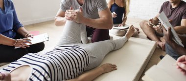 İnsanlar masaj yapmak eğitim