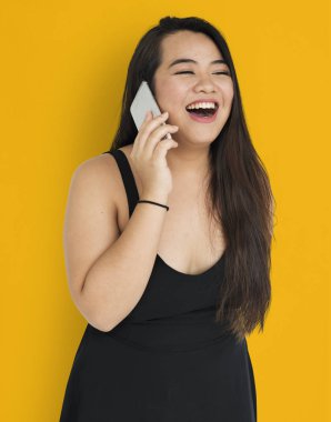  Telefonda konuşan kadın.