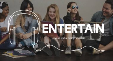 katta oturan ve müzik dinleme arkadaşlar