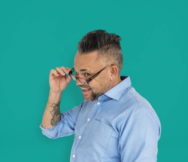 Gözlüklü olgun adam