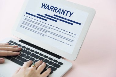 Dizüstü bilgisayarda çalışan kadın