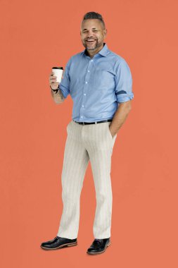 Elinde kahve tutan adam.