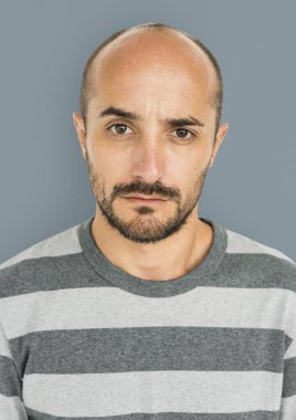 Yakışıklı sakallı adam..