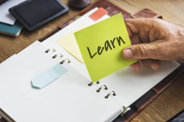 kişi holding sarı sopa not 