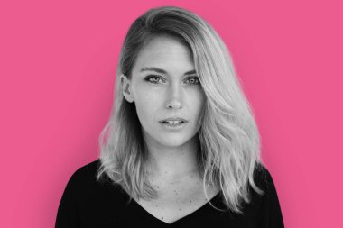 stüdyoda sarışın kadın