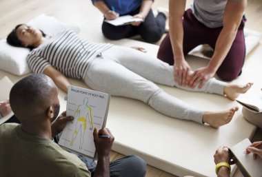 İnsanlar masaj yapmak eğitim