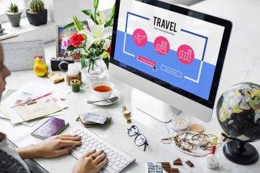 bilgisayar ile çalışan kadın