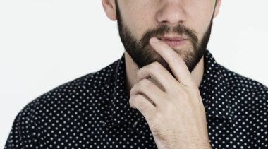 ciddi sakallı işadamı 