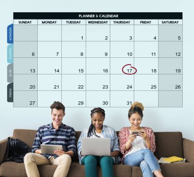 Dijital cihazlar kullanan öğrenciler