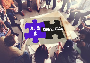 çemberde poster üzerinde oturan insanlar