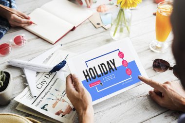 Dijital tablet kullanan adam