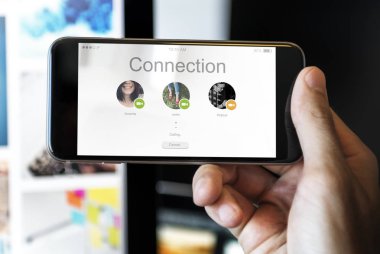 insan elinden tutarak cep telefonu