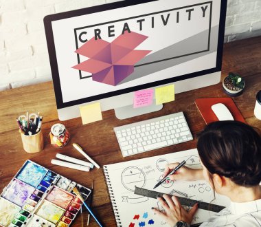 Sanat Atölyesi çalışan kadın