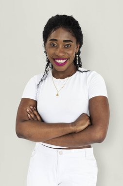 Çapraz kolları olan Afrikalı kadın