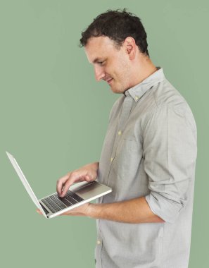 Studio dizüstü bilgisayar kullanan adam