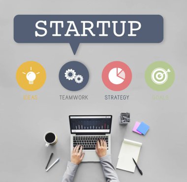 iş adamı dizüstü bilgisayarda çalışıyor