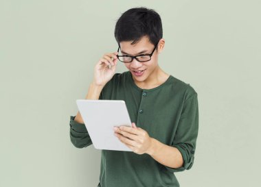 Dijital tablet kullanan adam