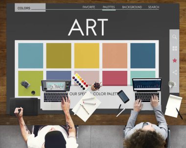 Dizüstü bilgisayarlarla çalışan insanlar