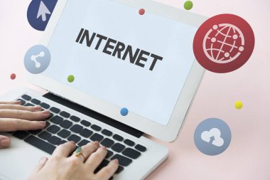 Dizüstü bilgisayarda çalışan kadın