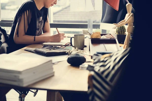 Modedesignerin arbeitet in Stoffwerkstatt — Stockfoto