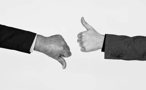 Obchodní muži dělat rukou gesto — Stock fotografie