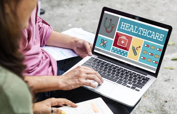 Student werkt aan laptop — Stockfoto