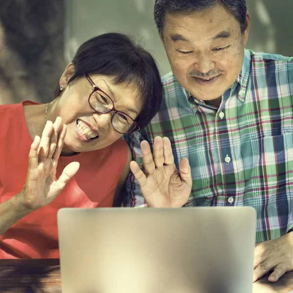 Senior asiatiska par med laptop — Stockfoto