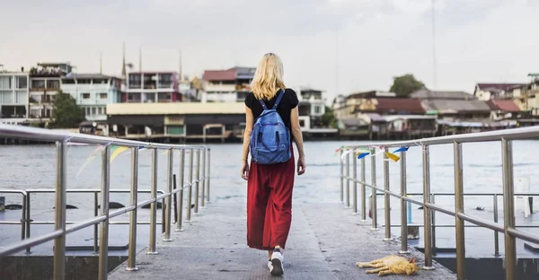 Femme explore le quai de la rivière — Photo