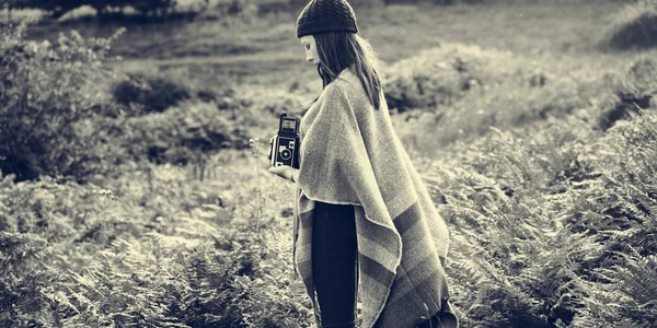 Γυναίκα με φωτογραφική μηχανή φωτογραφιών — Φωτογραφία Αρχείου