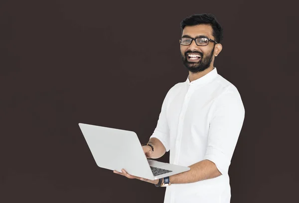 Felice uomo indiano in possesso di laptop — Foto Stock