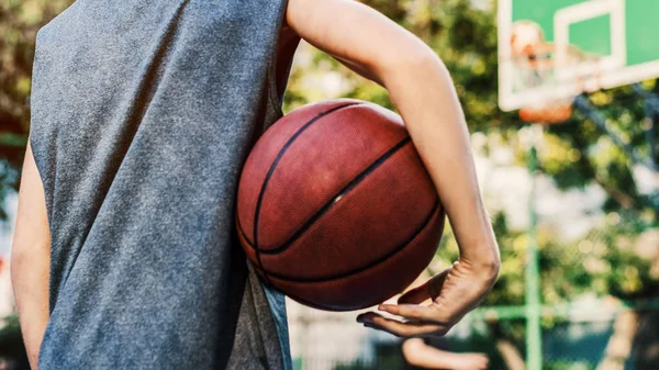Jongen houdt van basketbal bal — Stockfoto