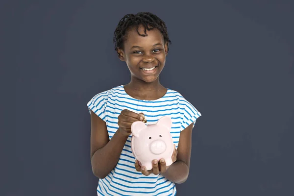Menina colocando dinheiro no porquinho banco — Fotografia de Stock