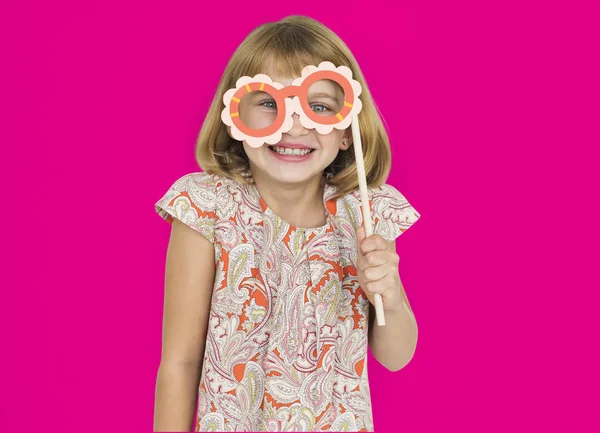 Meisje houden papier bril — Stockfoto