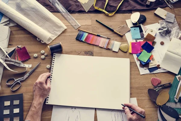 Yaratıcı tasarımcı çizim