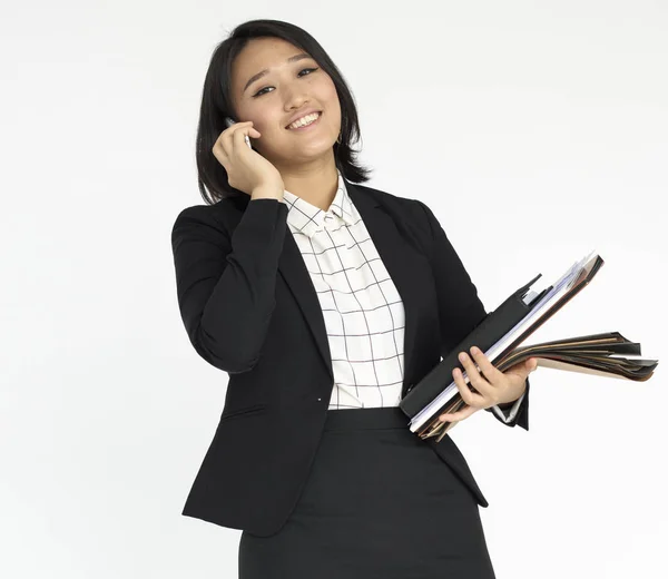 Femme d'affaires parlant au téléphone — Photo