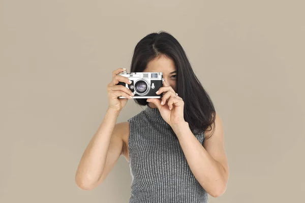 Vrouw bedrijf camera — Stockfoto