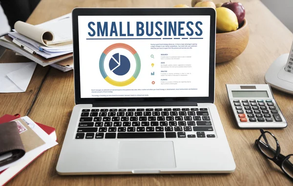 Açık tablo üstünde laptop