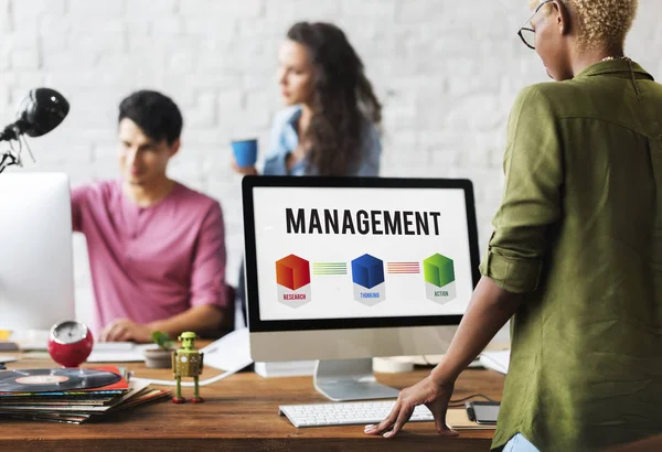 Femme travaillant sur ordinateur dans le bureau — Photo