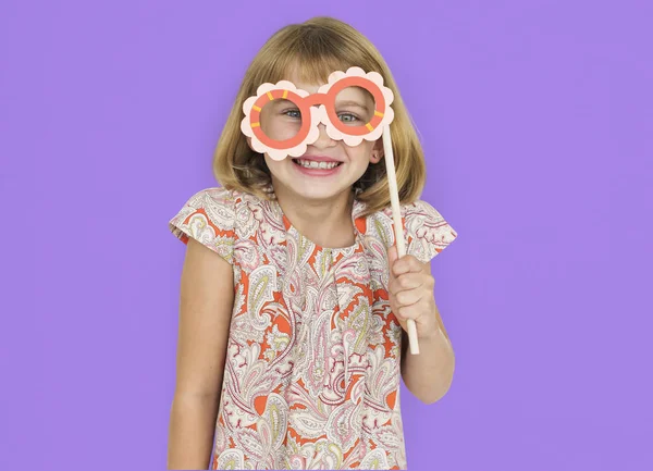 Menina segurando óculos de papel — Fotografia de Stock