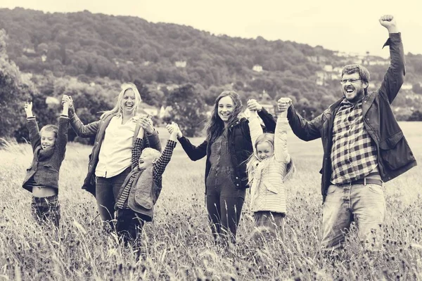 Familia caminando en el campo — Foto de Stock