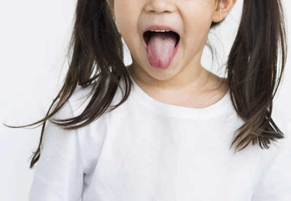 L chica mostrando lengua — Foto de Stock