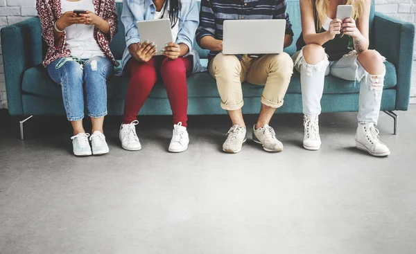 Dijital cihazlar kullanan öğrenciler 