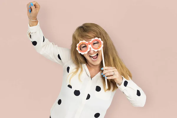 Mujer de negocios celebración de máscara de diversión —  Fotos de Stock