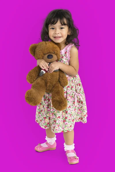 Oyuncak ayıyı tutan küçük kız — Stok fotoğraf