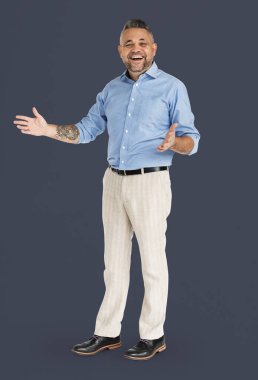  stüdyoda olgun adam 