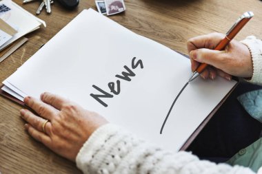 Kadın beyaz kağıda yazı