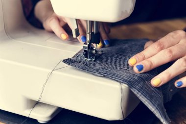 Terzi dikiş makinesi ile çalışma