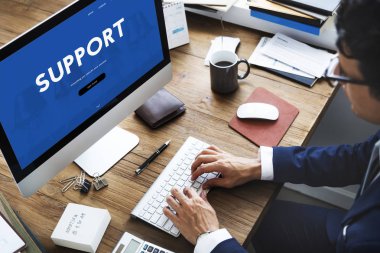 bilgisayarla çalışma iş adamı