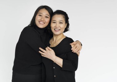 Kızı annesine sarılıyor.