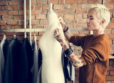 şık moda tasarımcısı